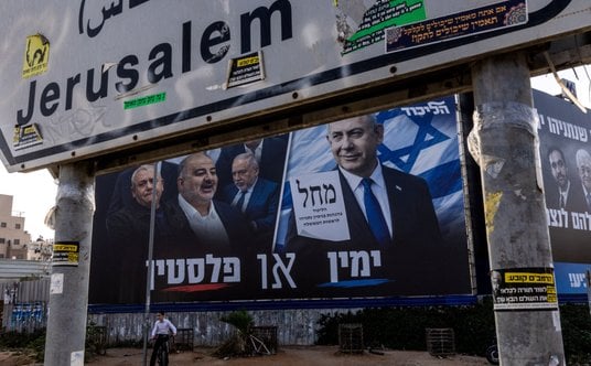 Plakat wyborczy Benjamina Netanjahu - po prawej jego portert, po lewej Eisenkot w towarzystwie lider
