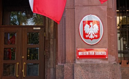 Ministerstwo Spraw Zagranicznych zorganizowało kosztowny kurs bez przetargu