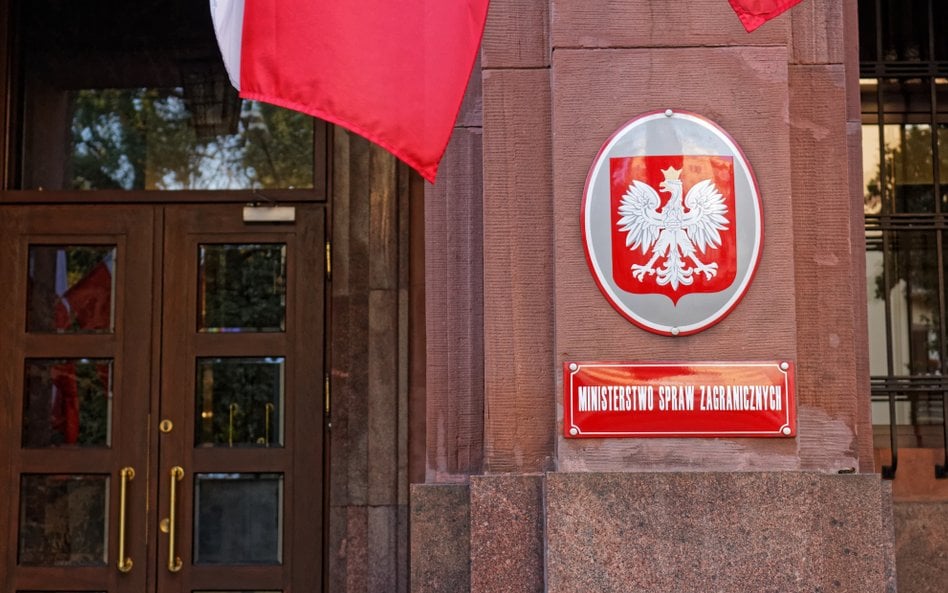 Ministerstwo Spraw Zagranicznych zorganizowało kosztowny kurs bez przetargu