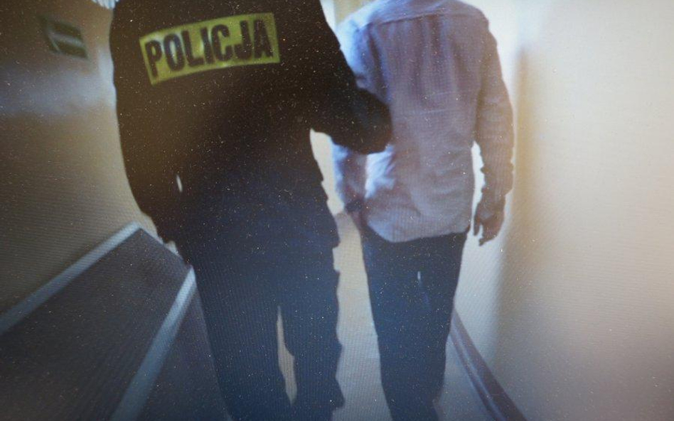 Ten mężczyzna próbował włamać się do samochodu. Zranił nożem świadka