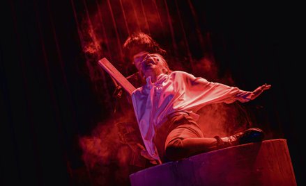 Scena ze spektaklu „Persona. Ciało Bożeny" Huberta Sulimy i Jędrzeja Piaskowskiego z Teatru Zagłębie