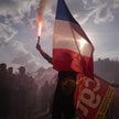 Francuski strażak podczas demonstracji przeciwko rządowemu projektowi budżetu w Paryżu.