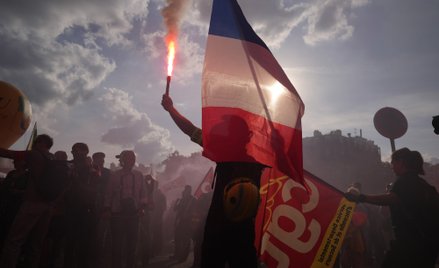 Francuski strażak podczas demonstracji przeciwko rządowemu projektowi budżetu w Paryżu.