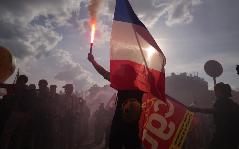 Francuski strażak podczas demonstracji przeciwko rządowemu projektowi budżetu w Paryżu.