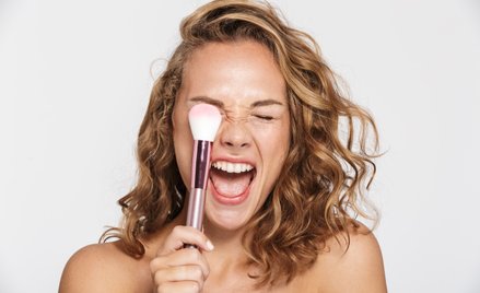 Badanie naukowców z Uniwersytetu SWPS udowadnia, że makijaż pełni rozmaite strategiczne funkcje w ko