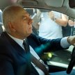Poseł PiS Jacek Sasin wjeżdża na teren siedziby Prawa i Sprawiedliwości