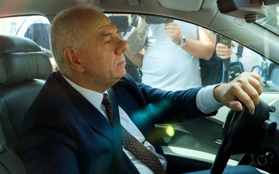 Poseł PiS Jacek Sasin wjeżdża na teren siedziby Prawa i Sprawiedliwości