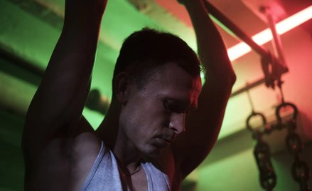 Scena z filmu "Synthol" Piotra Trojana