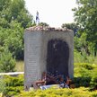 Przerwana ekshumacja w miejscu mordu pogłębiła wątpliwości, a brak pełnego obrazu archeologiczne- go