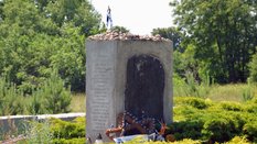 Przerwana ekshumacja w miejscu mordu pogłębiła wątpliwości, a brak pełnego obrazu archeologiczne- go