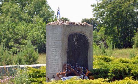 Przerwana ekshumacja w miejscu mordu pogłębiła wątpliwości, a brak pełnego obrazu archeologiczne- go