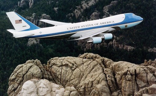 Air Force One podczas przelotu nad Mount Rushomore, górą w której wyrzeźbiono podobizny 4 prezydentó