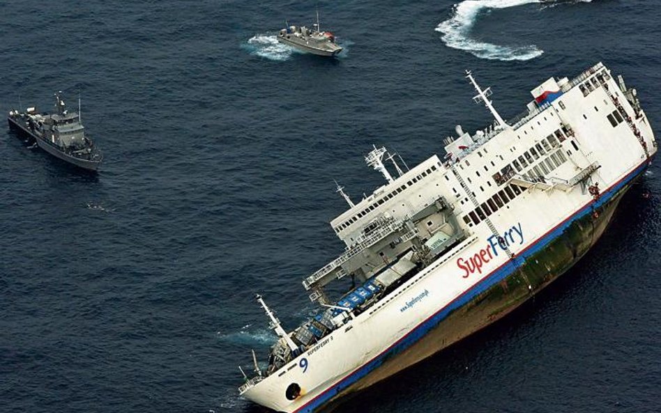 Uratowano 900 pasażerów tonącego promu na Filipinach