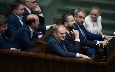 Premier Donald Tusk (C) wśród członków rządu na sali obrad Sejmu w Warszawie