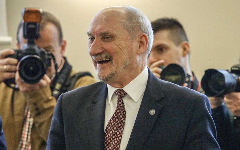 Macierewicz: Te pieniądze były częścią pensji