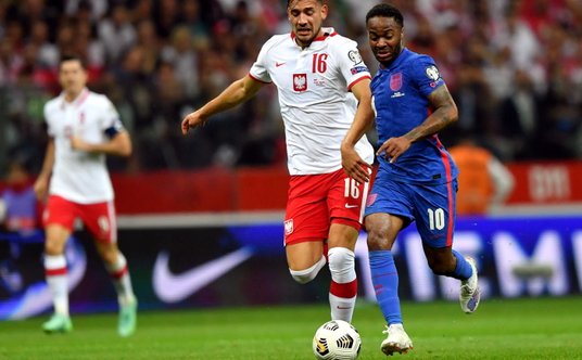 Na początku drugiej połowy największe zagrożenie pod polską bramką stwarza Raheem Sterling.