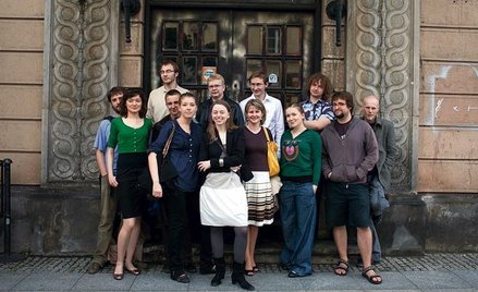 Dorota Głażewska (na pierwszym planie) wraz ze swoimi współpracownikami ze stowarzyszenia Krytyka Po