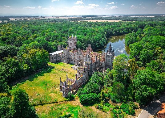 Widok pałacu w Kopicach z lotu ptaka.