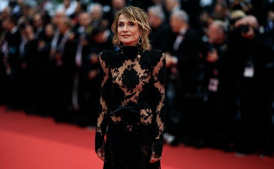 Francuska aktorka Isabelle Huppert w kreacji od Balenciagi podczas festiwalu filmowego w Cannes.