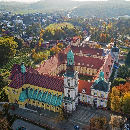 Opactwo cysterek w Trzebnicy zostało ufundowane na początku XII w. W tutejszym kościele pochowany zo