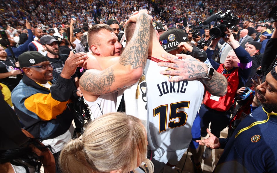 Koszykarze i fani Denver Nuggets świętują mistrzostwo NBA