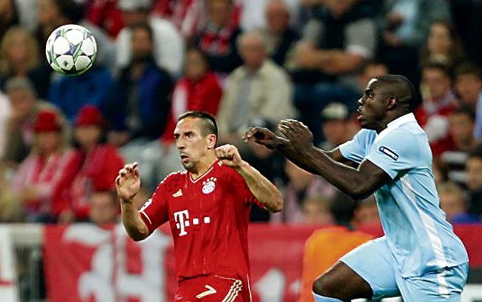 Franck Ribery (Bayern, z lewej) i Gael Clichy (Manchester City) coraz bliżej fazy pucharowej