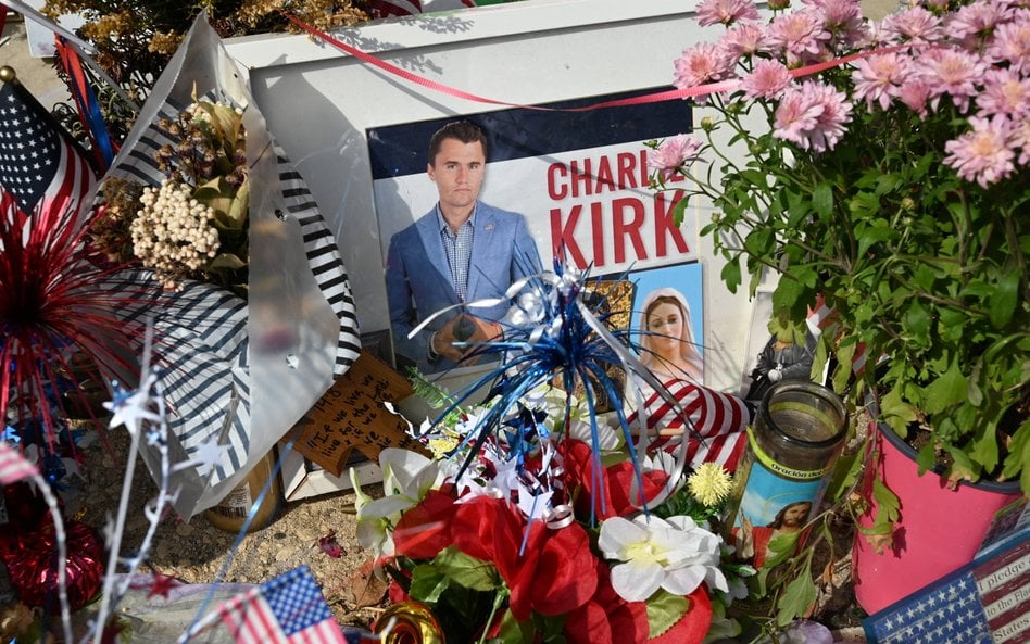 Charlie Kirk został śmiertelnie postrzelony podczas przemówienia do grupy studentów Uniwersytetu Uta