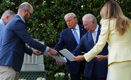 Donald Trump pokazał Karolowi III ul w kształcie Białego Domu