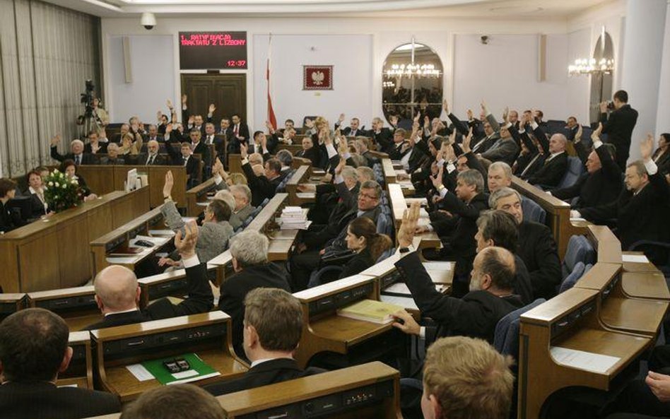 Posłowie i senatorowie dostaną więcej pieniędzy
