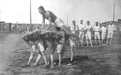 I wojna światowa, obóz w Szczypiornie, ćwiczenia gimnastyczne legionistów.