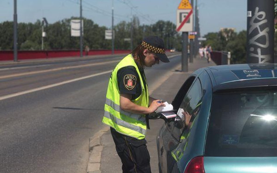 Zaledwie 47 proc. kierowców dobrowolnie płaci mandaty lub kary administracyjne