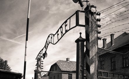 Brama główna niemieckiego nazistowskiego obozu koncentracyjnego Auschwitz-Birkenau – z napisem „Arbe