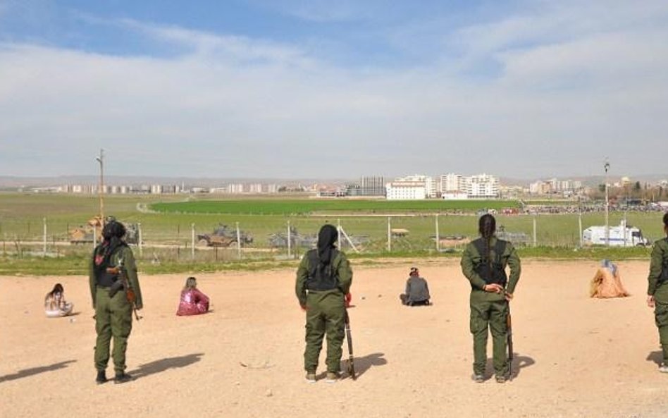 Kurdyjskie bojowniczki, członkinie milicji granicznej, biorą udział w obchodach Dnia Kobiet