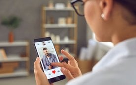 W swojej interpelacji radny zwraca uwagę, że obecny rynek usług randkowych zdominowany jest przez po