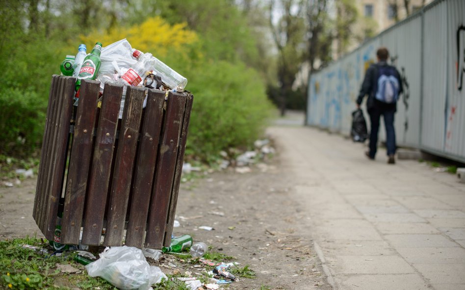 Kaucyjna wojna o małpki. Kto najmocniej zwalcza nowy system kaucyjny?