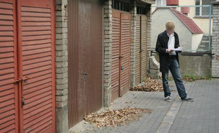 Jeden budynek garażowy na niesąsiadujących działkach