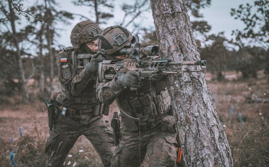Żołnierze 6 Brygady Powietrzo-desantowej w trakcie ćwiczeń BALTOPS-24. Widoczny na zdjęciu karabin t