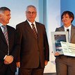Marek Belka, prezes NBP, i prof. Jerzy Nowakowski z kapituły konkursu wręczają I nagrodę i czek na 2