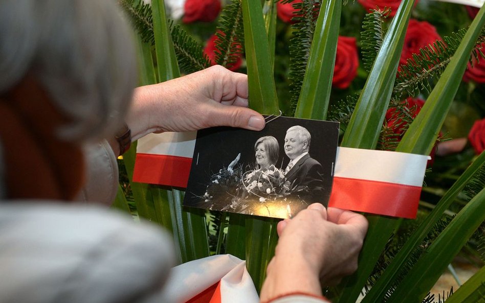 Policja zabrała głos ws. składania wieńców w rocznicę katastrofy smoleńskiej