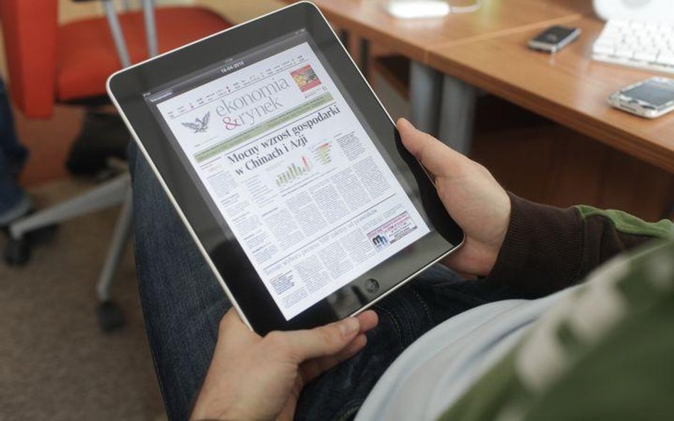 Czytelnicy wybierają częściej iPada niż papierowe gazety