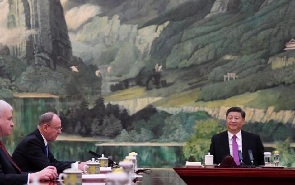 Xi Jinping i Nikołaj Patruszew (drugi z lewej) w czasie spotkania w Pekinie