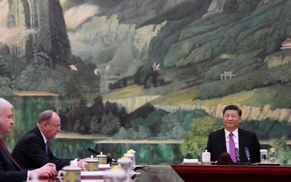 Xi Jinping i Nikołaj Patruszew (drugi z lewej) w czasie spotkania w Pekinie