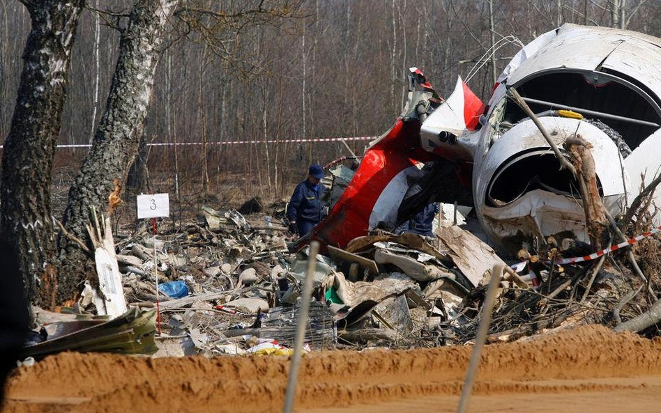 Kawałki Tu-154 w reklamówkach? Burmistrz alarmuje śledczych