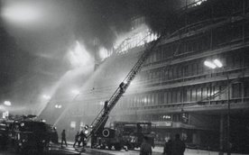 Z ostatniego piętra Centralnego Domu Dziecka wydobywać się zaczynają kłęby czarnego dymu. O 20.11 na