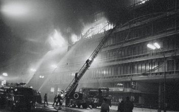 Z ostatniego piętra Centralnego Domu Dziecka wydobywać się zaczynają kłęby czarnego dymu. O 20.11 na