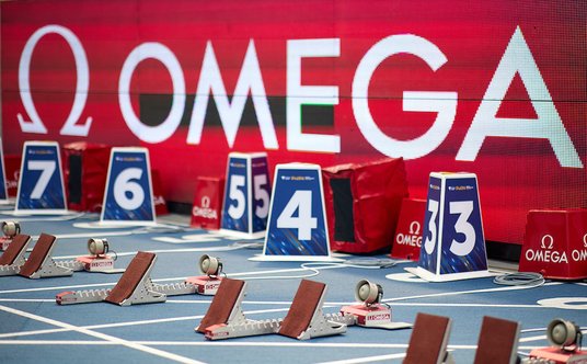 Bloki startowe mierzą siłę nacisku stóp biegaczy, by precyzyjnie rejestrować falstarty.