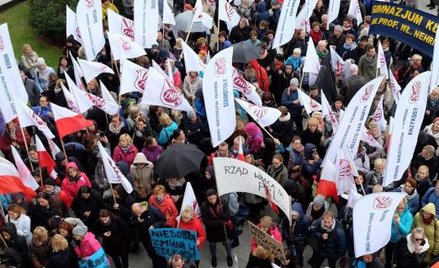 ZNP pikietował przed urzędami wojewódzkimi w Poznaniu i 16 innych miastach
