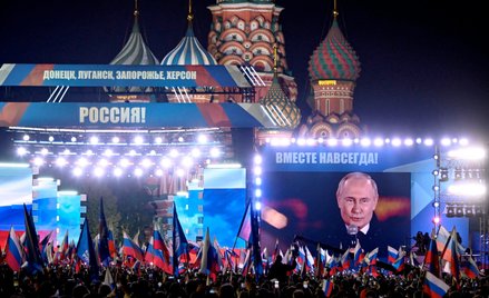 Tłumy fetują Putina i ogłoszoną właśnie aneksję (nielegalną) czterech ukraińskich obwodów: donieckie