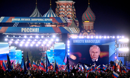 Tłumy fetują Putina i ogłoszoną właśnie aneksję (nielegalną) czterech ukraińskich obwodów: donieckie