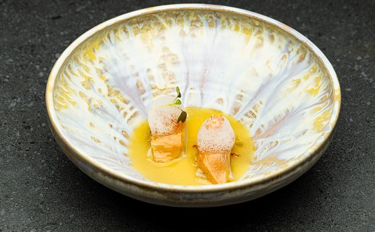 Pierogi z dojrzewającym pstrągiem, porem oraz sosem beurre blanc z wędzonym masłem.